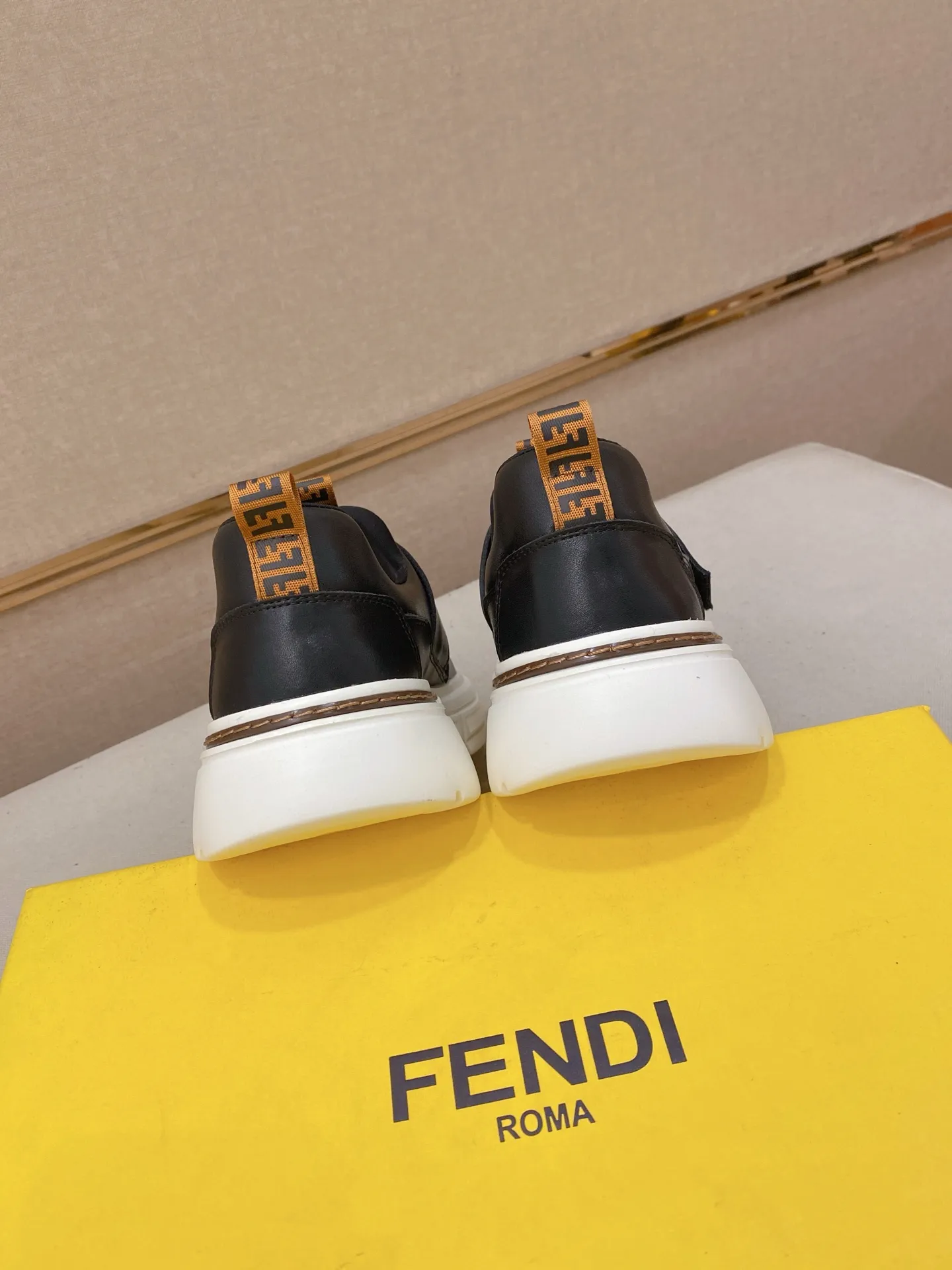 Men's shoes 💰 400💰 (fendi) New style 👊🏻 upper 🇮🇹 imported cowhide fabric 🇩🇪 lining imported sheepskin lining. The original outsole is molded to highlight the identity of every man, and the upper foot is elegant and stable🚶🏻🚶🏻The high-end custom counters reproduce the original version📯No matter the wind or rain, the shoe last remains unchanged and can withstand the verification of time🔍️,🔵 Size: 38-44